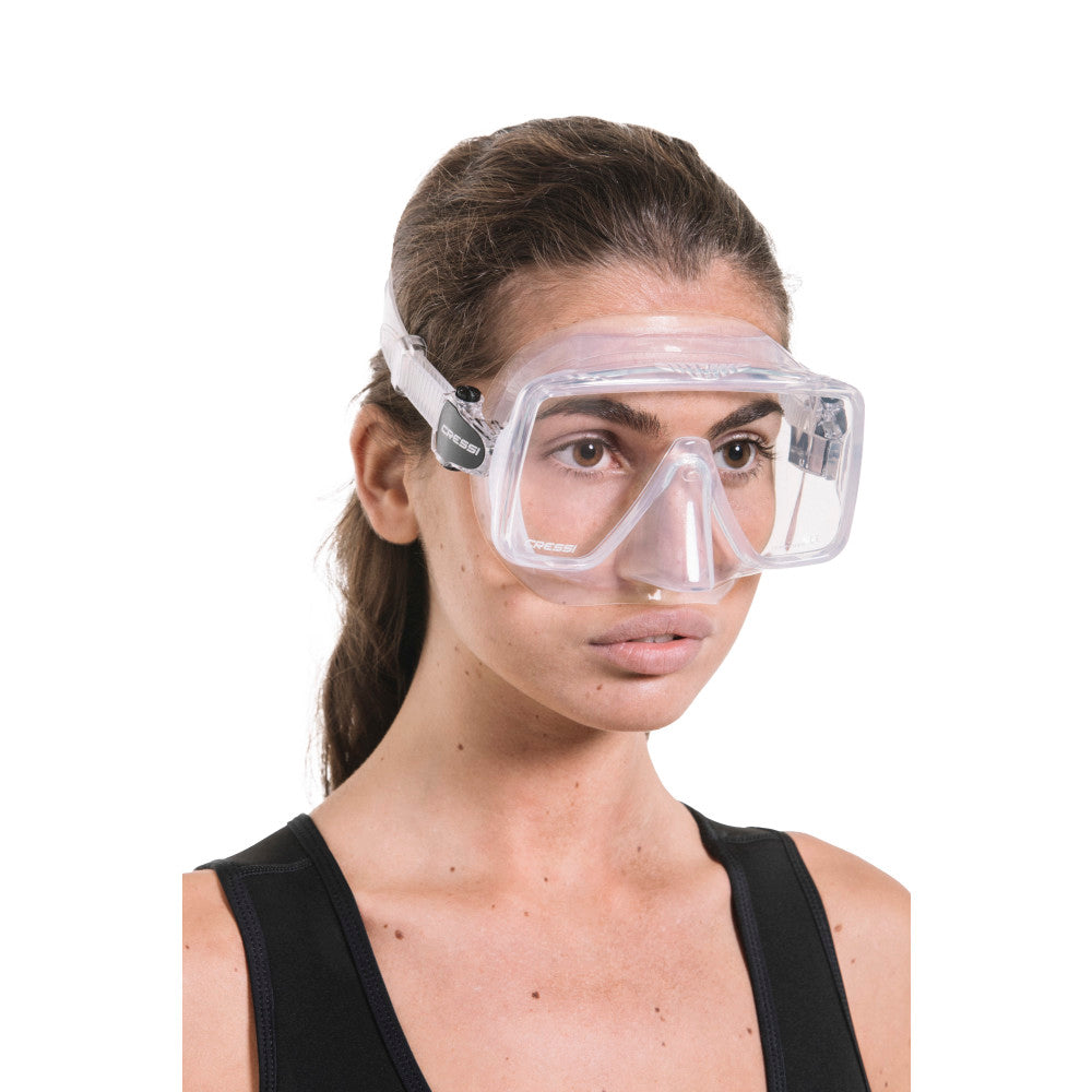 Scuba diving mask frameless design