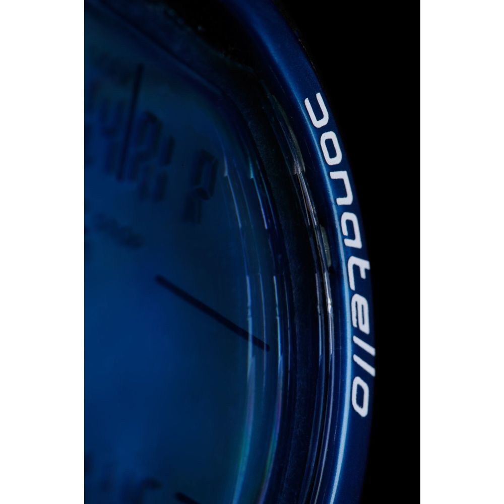 Digital scuba diving computer: Dive safer and smarter with a display that provides instant, clear feedback.